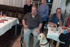 Jackie beim Üben mit Menschen im Rollstuhl