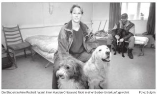 Anke mit ihren Tierschutz-Hunden Chiara und Nicki und einem Bewohner mit Hund in der Berber-Unterkunft in Esslingen